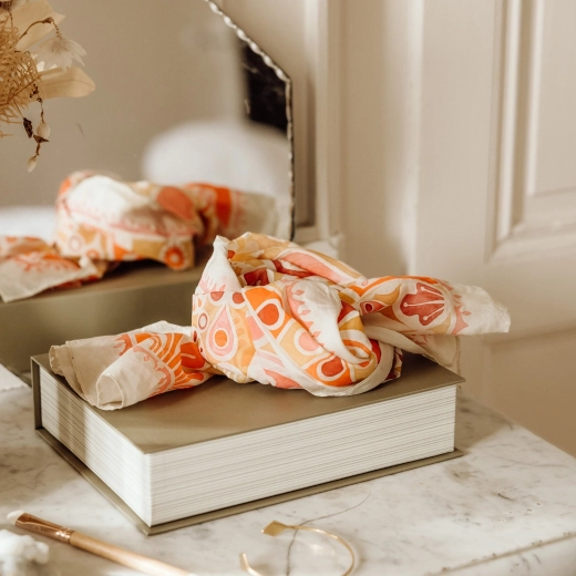 Lehký šátek s elegantním motivem