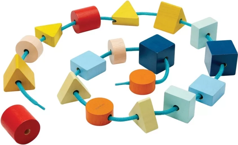 Navlékací korálky PlanToys – geometrické tvary