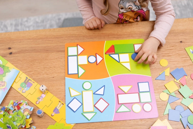 Učení barev, tvarů a logiky hrou