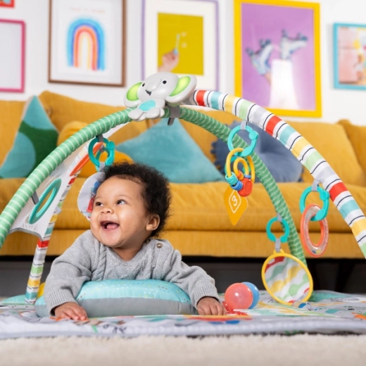 Odnímatelné hračky a tummy time podpora