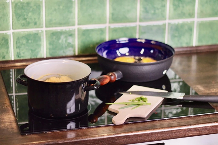 Kompatibilní s indukcí i všemi sporáky