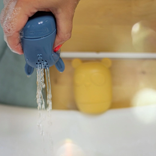 Zábavné stříkání a nalévání vody