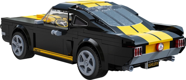 Otevíratelná kapota a detaily motoru V8