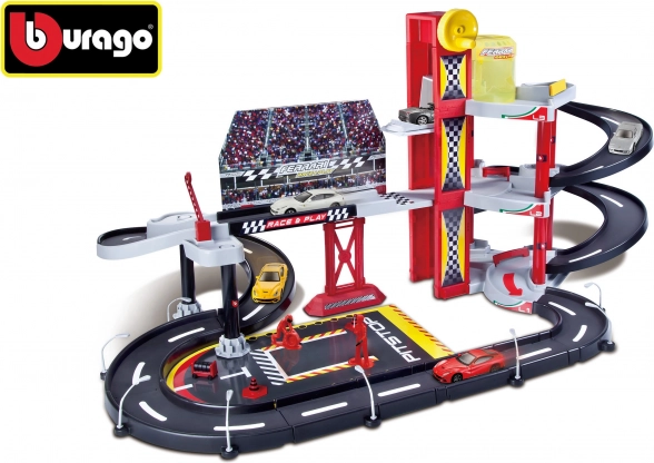Bburago Ferrari Race & Play – garáž se závodní dráhou a autíčkem 1:43