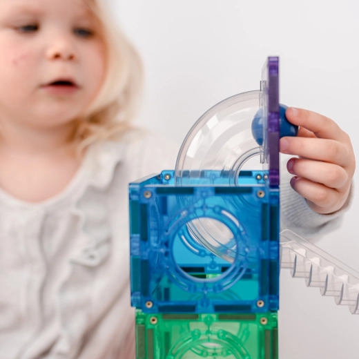 Průhledné kuličkové dráhy pro učení fyziky hrou