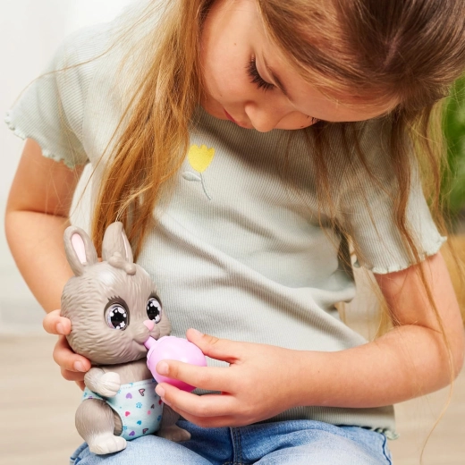 Pije z lahvičky a signalizuje potřebu přebalení