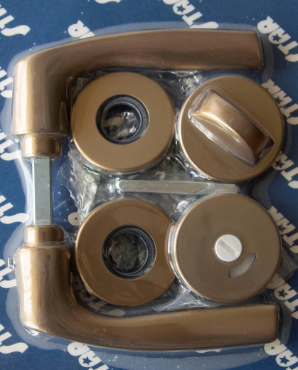 Dveřní kování MONET na rozetě, WC, bronzový elox