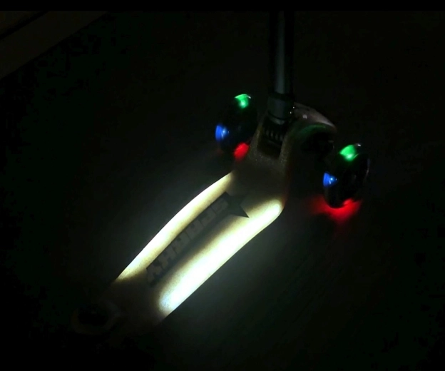 LED kolečka a podsvícené stupátko pro lepší viditelnost