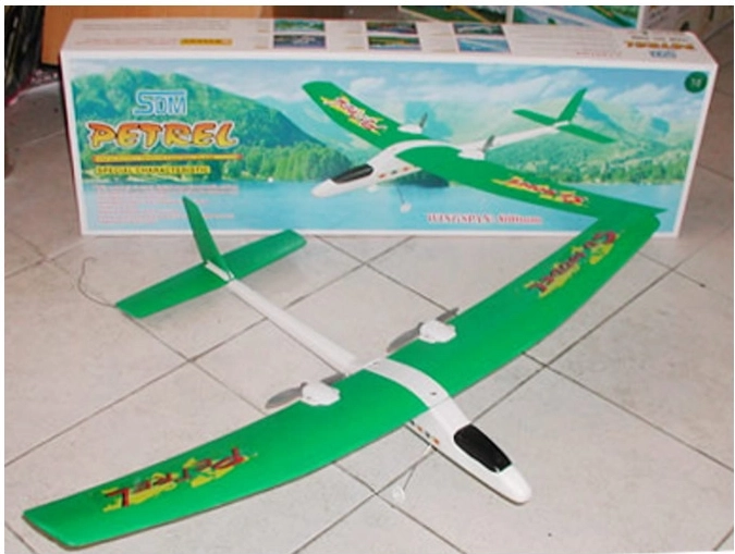 RC letadlo Petrel s elektrickým pohonem a dvoukanálovým řízením