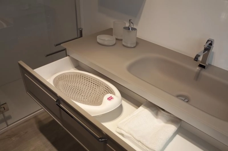 Praktické uložení do zásuvky nebo zavěšení