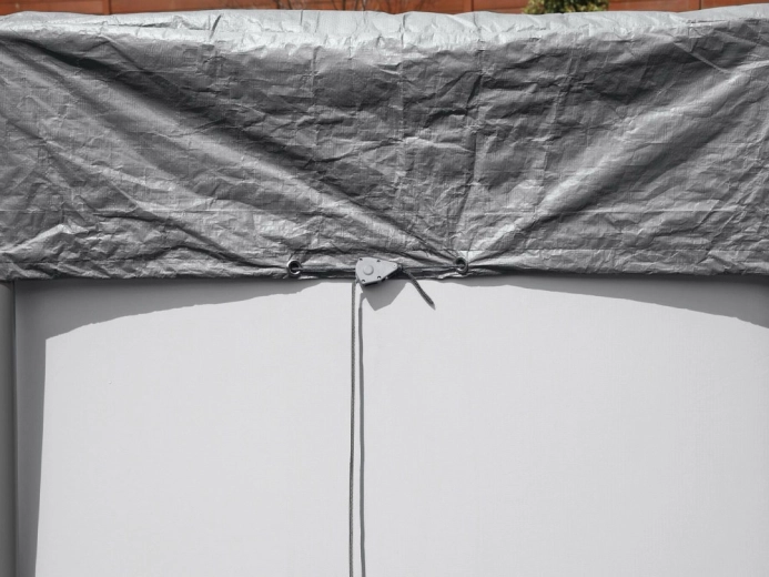 Větruodolné uchycení se stahováním