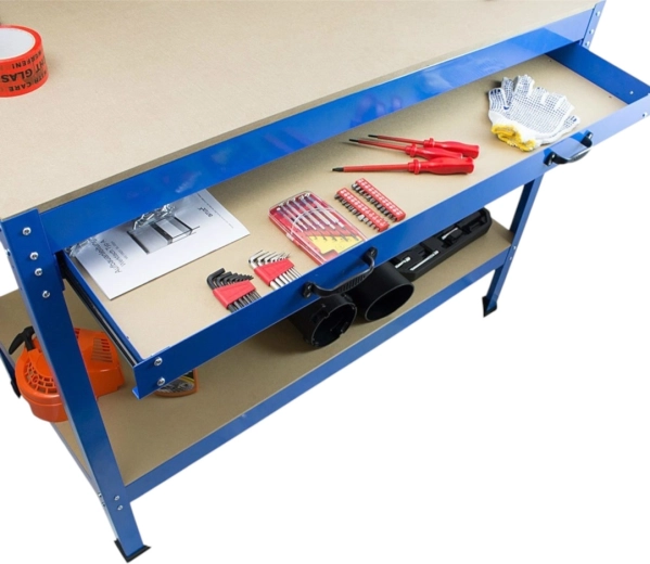 Prostorný pracovní plát 115 × 55 cm a zásuvka