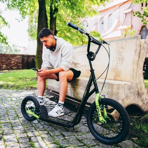 Bezpečné V-brzdy a široká plošina