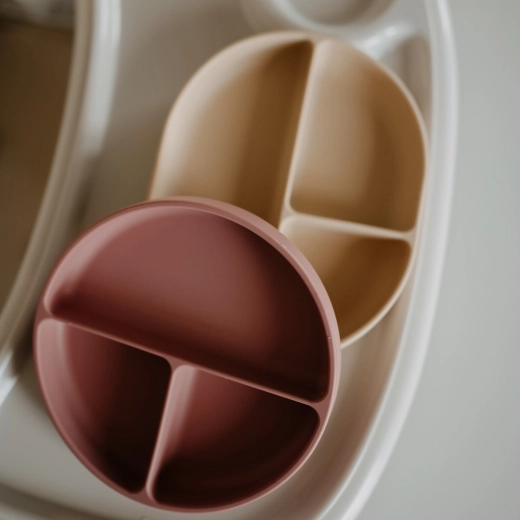 Tři přihrádky pro přehledné a čisté stolování