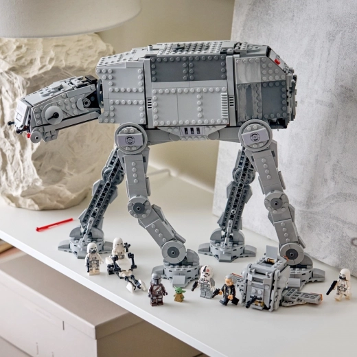 INT-4 a speeder ukryté uvnitř