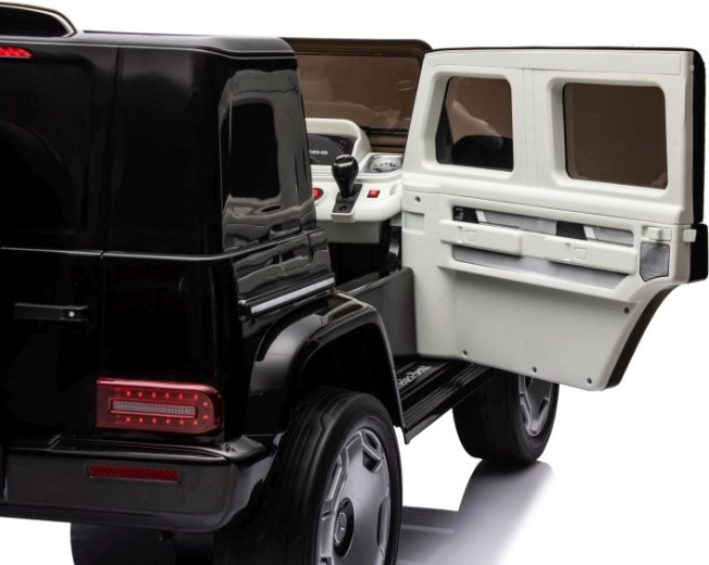 Otevírací dveře a detailní interiér