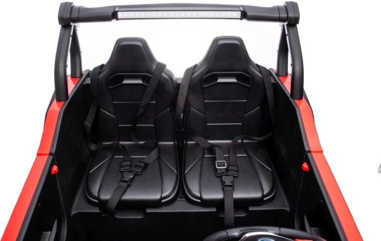 Dvě sedadla s pásy pro bezpečnou jízdu ve dvojici