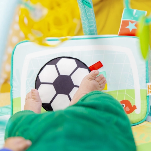 Interaktivní kopací panel se světly a melodiemi