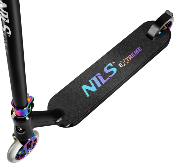 Pevný pětikomorový deck a ocelová T-řídítka