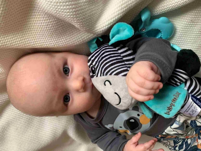 Praktický klip na kočárek a autosedačku