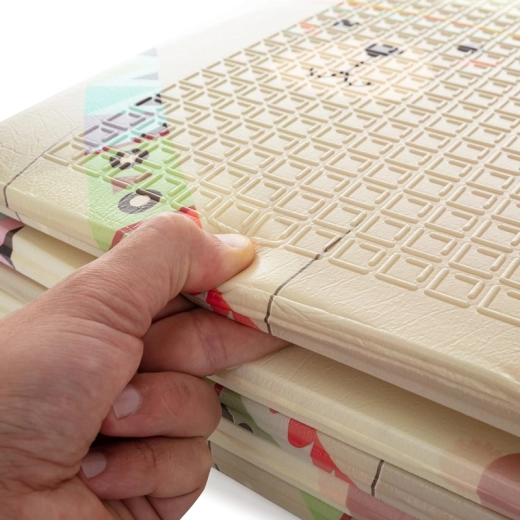 Měkké odpružení a protiskluz pro bezpečnou hru