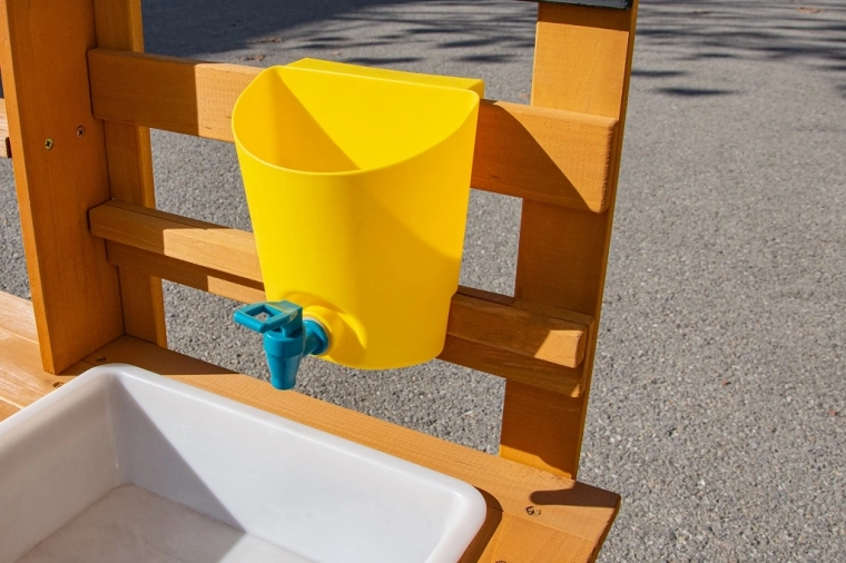 Skutečná vodní zábava se zásobníkem a kohoutkem