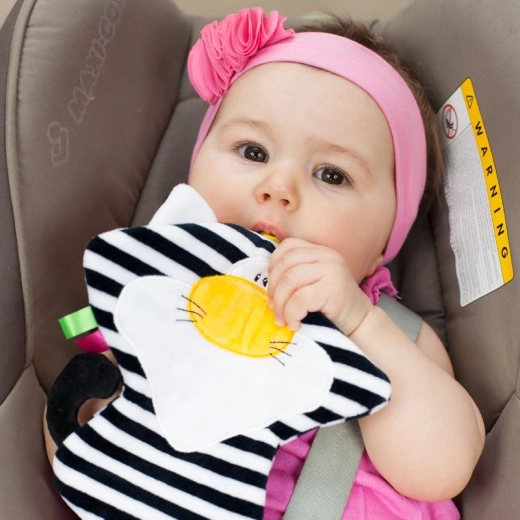 Praktické zavěšení do kočárku i autosedačky