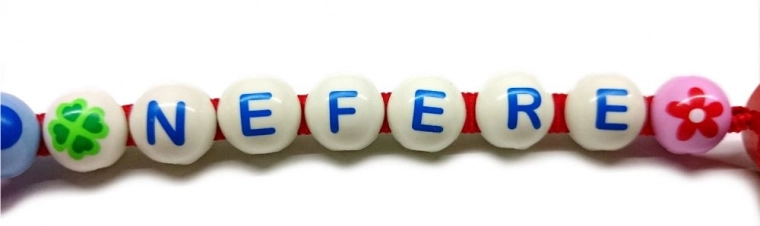 Barevné korálky a hravý design