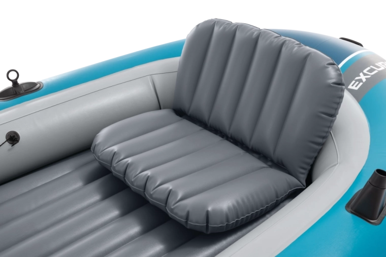 Pohodlí na palubě: nafukovací sedáky s opěrkami