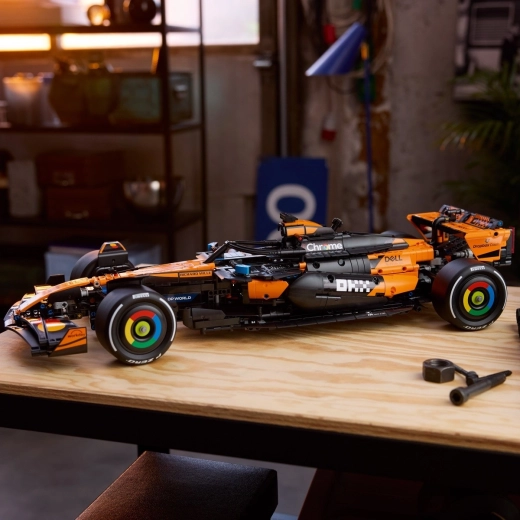 Funkční DRS a odhalený motor V6