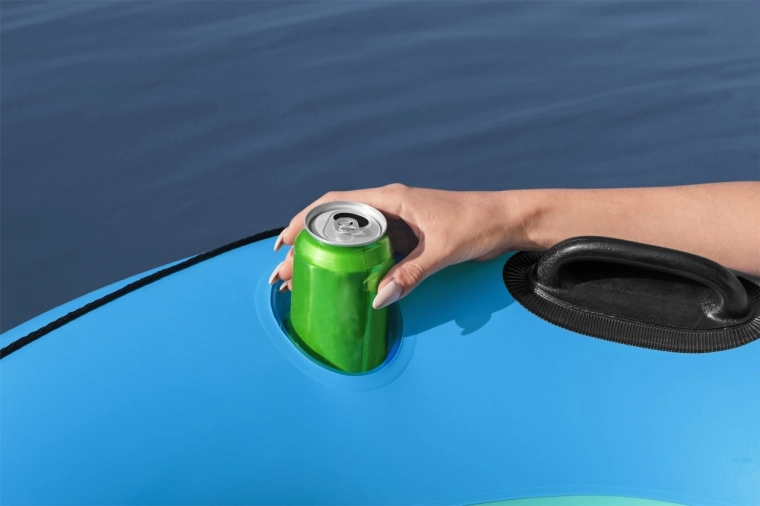 Vše po ruce díky 2 držákům na nápoje