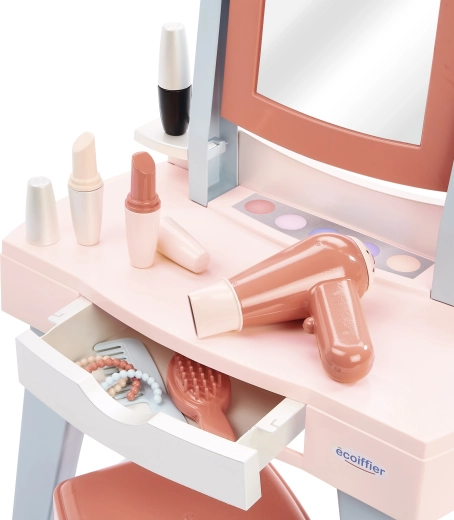 Zrcadlo a praktická zásuvka