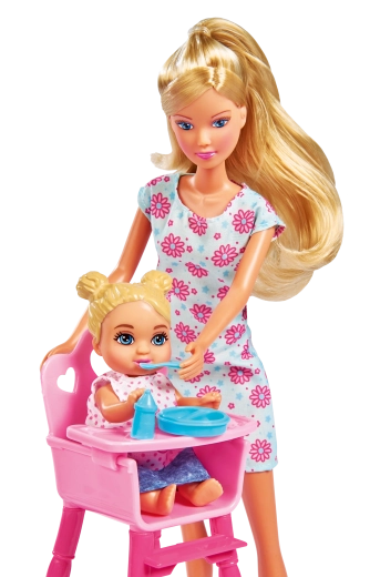 Čas na krmení v jídelní židličce