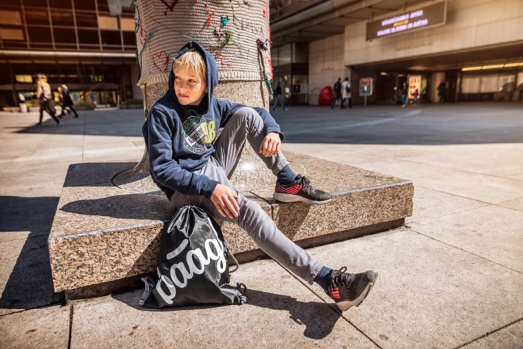 Lehký a ideální do školy i na sport