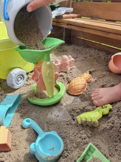 Mlýnek se sítem pro vodu i písek