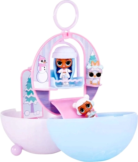 Kouzelná zimní scéna v každé kouli