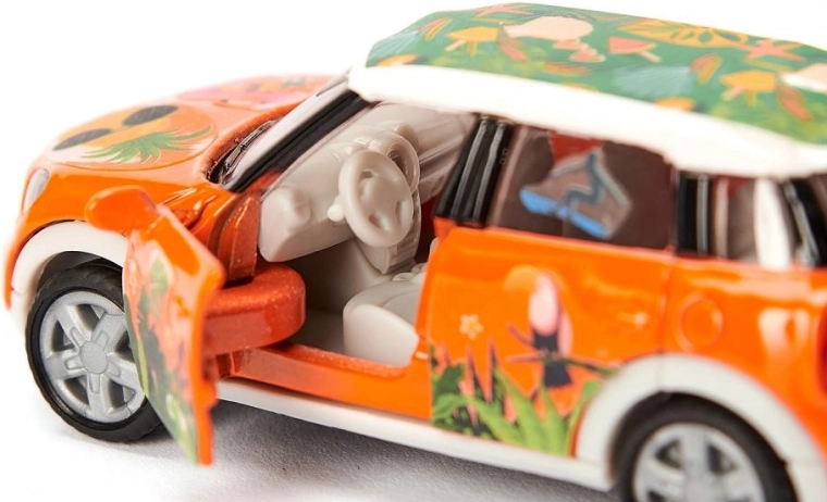 Kovová karoserie a otevírací dveře