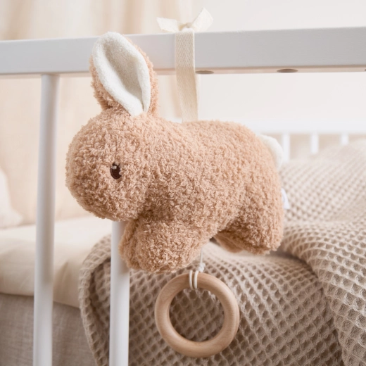 Snadné připevnění na postýlku, kočárek i autosedačku