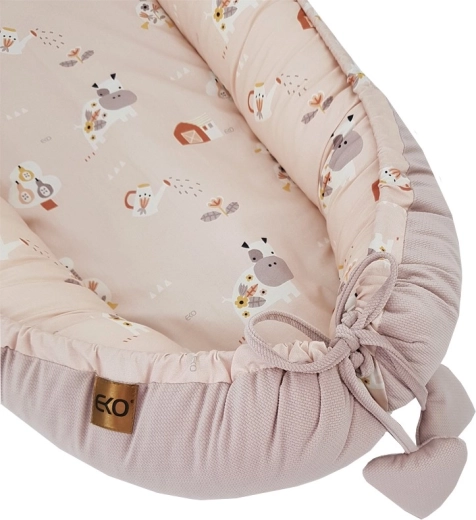 Vysoké, polstrované okraje pro pocit objetí