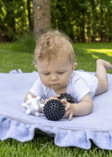 Kontrastní černo‑bílý design pro rozvoj zraku