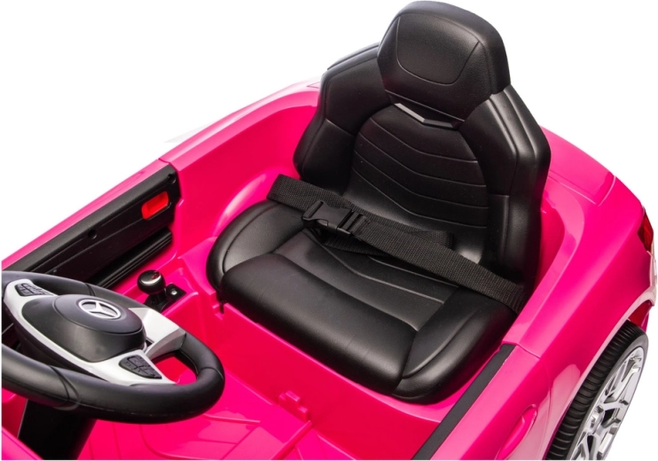 Pohodlný interiér se sedadlem a pásem