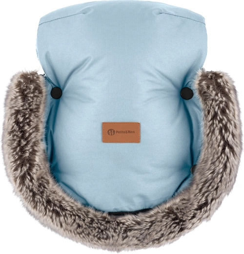 Teplé ruce na rukojeti kočárku