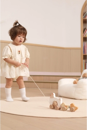 Houpající se kuřátka, která motivují k chůzi