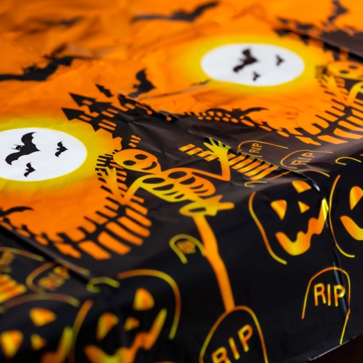 Halloweenský ubrus s hliníkovým efektem 137 × 183 cm – náhrobní kámen