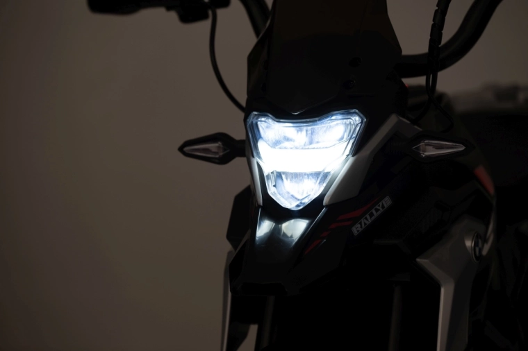 LED přední světlo pro lepší viditelnost