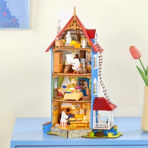Čtyřpatrový domeček plný detailů