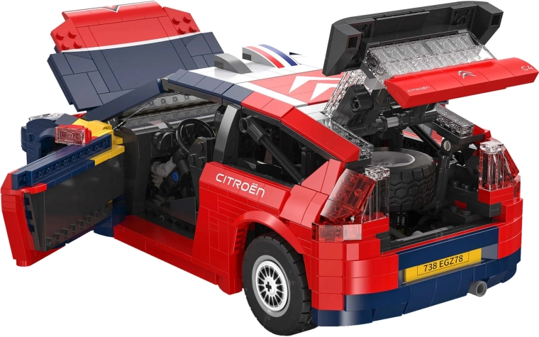 Otevírací panely a promyšlený interiér