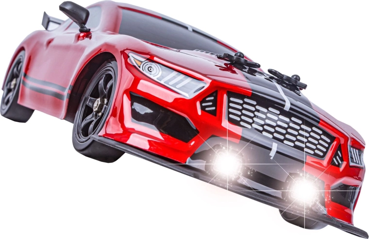 LED světla a sportovní karoserie ve stylu Mustang
