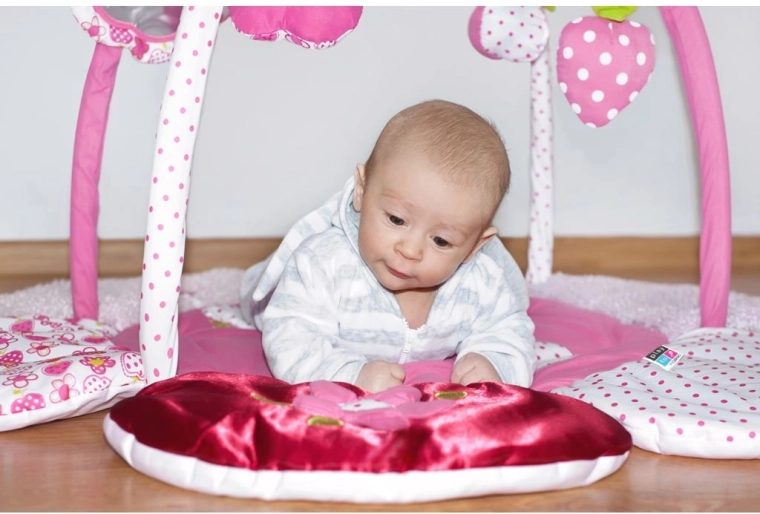 Smyslová stimulace šustícími a texturovanými prvky