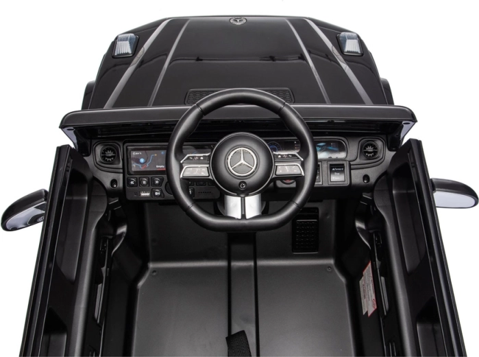 Detailní kokpit a volant Mercedes